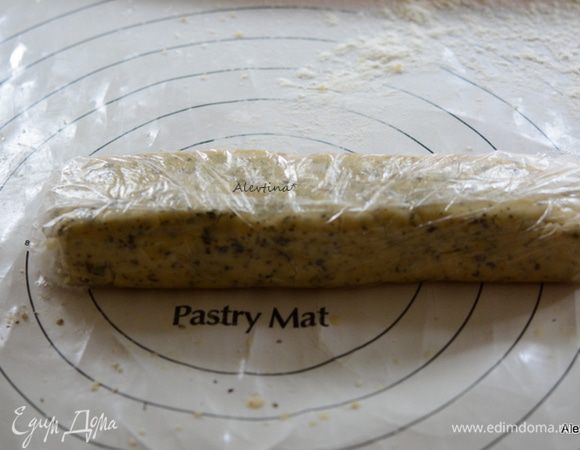 Готовое тесто скатать в брусок. Завернуть в пищевую пленку. Положить в холодильник на 30 минут.