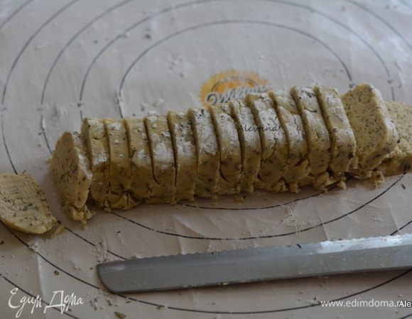 Достанем брусок из холодильника. Порезать ножом не тонко.
Разогреть духовку на 190°C.