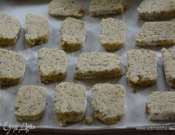 Выложить на противень с бумагой для выпечки. Поставить в разогретую духовку на 15 минут.