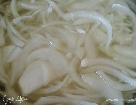 Лук нарезать полукольцами, сложить в миску. Добавить сахар,соль,уксус (перемешать и немного помять лук руками) и воду, чтобы покрыло (количество этих специй можете регулировать под себя). Оставляем мариноваться на 25-40 минут, затем маринад слить, лук чуть отжать и перенести в посуду, в которой будете смешивать все продукты для салата.