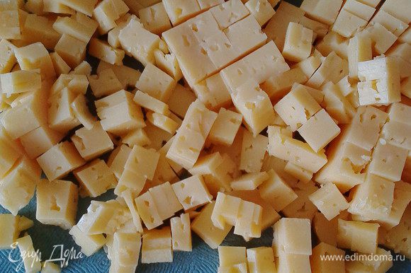 Порезать кубиками сыр.