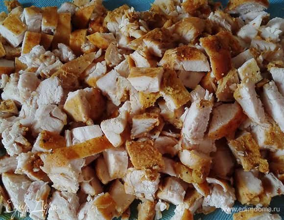 Порезать курочку (у меня домашняя молочная пастрома из курочки) таким же кубикомhttp://www.edimdoma.ru/retsepty/72284-molochnaya-pastroma-iz-kurochki