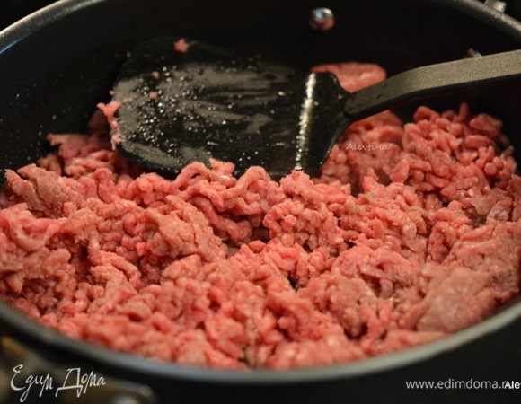 Обжарить говяжий фарш на сковороде до коричневого цвета.