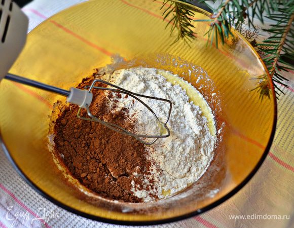 Добавить просеянную с разрыхлителем муку и какао. Тщательно перемешать. 