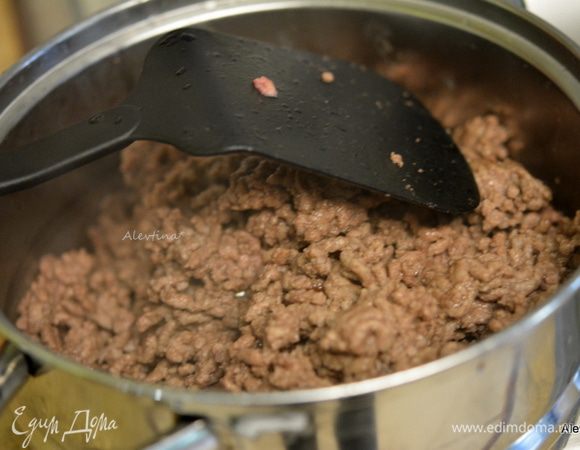 Слить жир через дуршлаг.