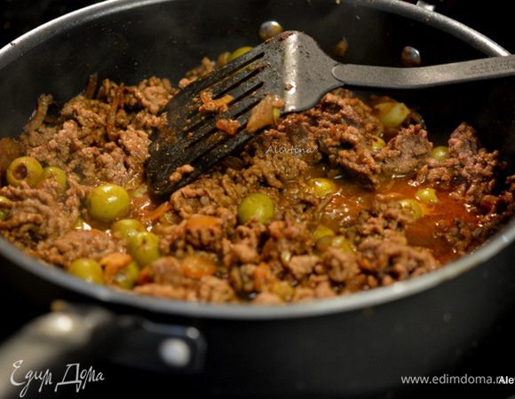 Вернем фарш и перемешаем. Закрыть крышкой, убавить огонь и готовить еще 10 мин.