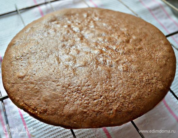 Готовому коржу дать остыть на решётке.
