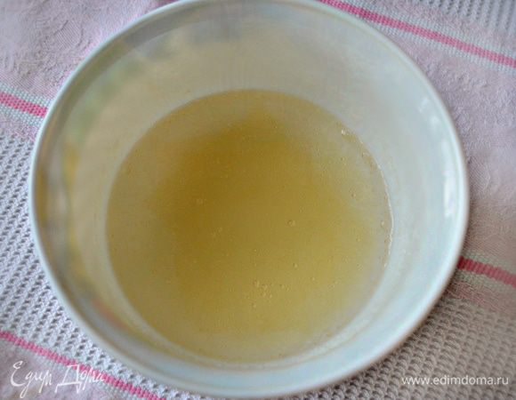 Замочить желатин в воде на 10 минут до набухания.