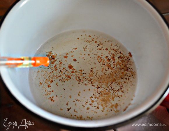 В небольшую кастрюлю влейте 150 мл воды, добавьте сахарный песок, корицу, апельсиновую эссенцию (при желании — апельсиновый ликёр) и нагреть. В получившимся сиропе распустить желатин.