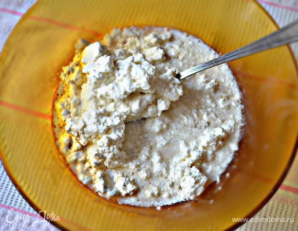 Как только масса в процессе охлаждения начнёт застывать, добавить творог и хорошо перемешать.