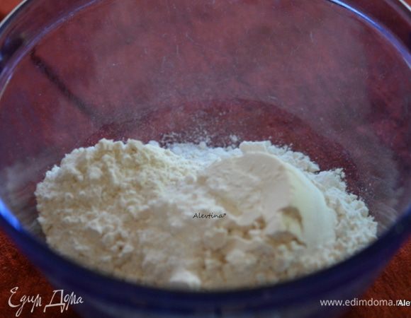 Разогреть духовку до 180°C. Выстелить бумагу для выпечки на противень.
Смешать муку, разрыхлитель и соль. 
Растопить заранее шоколадные капли со сливками.