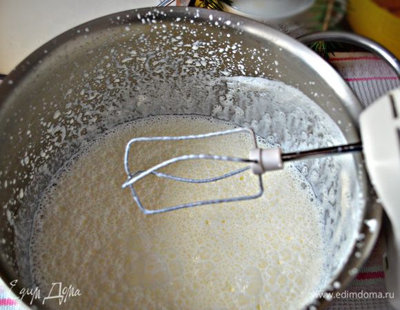 Сливки взбить.