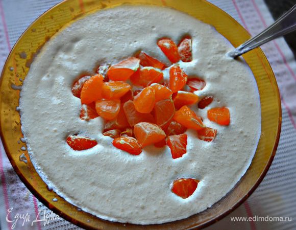 Соединить сливки с творожной массой и мандаринами.