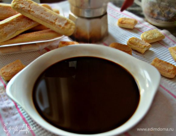 Сварите хороший крепкий кофе, перелейте в плоское блюдо и остудите.