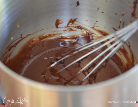 Взбить сливочное масло комнатной температуры с сахаром. Добавить яйцо и ванильный экстракт, охлажденный растопленный шоколад. Смешать.