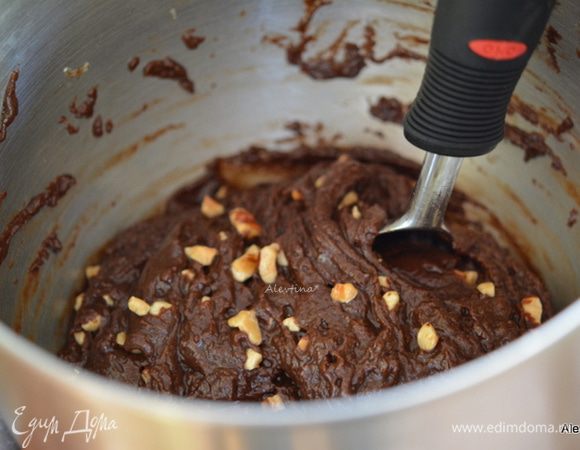 Добавить мучную смесь. Перемешать на медленной скорости. Выложить фундук раздробленный подсушенный. Перемешать.