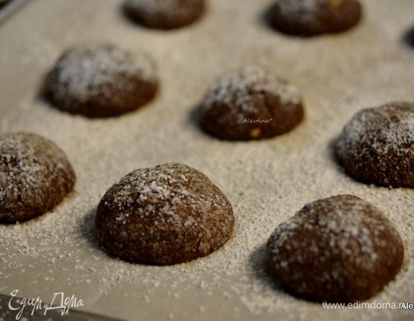 Сформировать в небольшие шарики, если тесто жидковатое добавить чуть муки 2-3 ст.л. Выложить на приготовленный противень на расстояние друг от друга, припылив сахарной пудрой. Выпекаем в горячей духовке 10-12 мин.