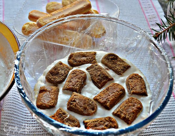 Слоями выложите подготовленный крем, печенье савоярди, пропитанное с двух сторон кофе (быстро обмакивая печенье в кофе, по принципу, как для тирамису).