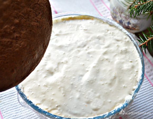 Корж часто проткнуть  зубочисткой и сбрызнуть оставшимся кофе. Накрыть коржом крем и слегка прижать. Сверху покрыть плёнкой и убрать в холодильник на ночь.