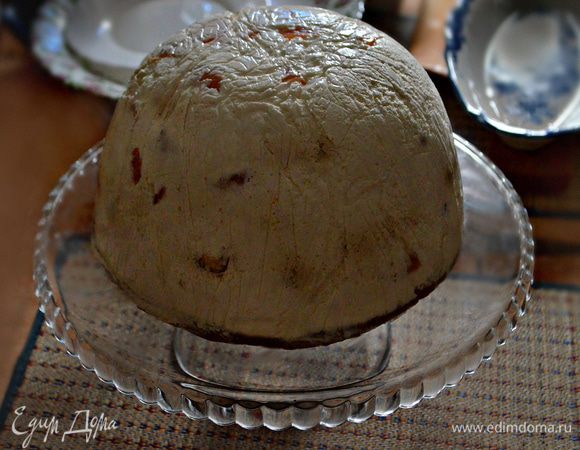 Застывший торт аккуратно переверните на блюдо, снимите плёнку.