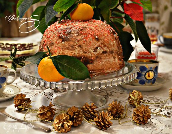 Украсить верх торта по вашему вкусу. Я слегка смазала кисточкой поверхность торта растопленным шоколадом и посыпала сахарной крошкой.