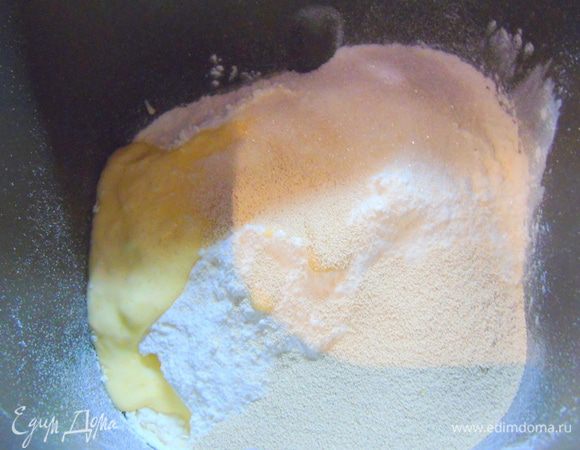 Все ингредиенты сложите в чашу хлебопечки в такой последовательности: сметана, вода, мука, соль, сахар, масло и дрожжи.