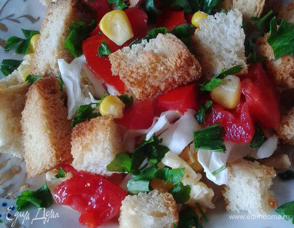 На финишной прямой добавляем сухарики и майонез, перемешиваем и сразу подаем (на фото ещё без майонеза). Приятного аппетита и праздничного настроения!