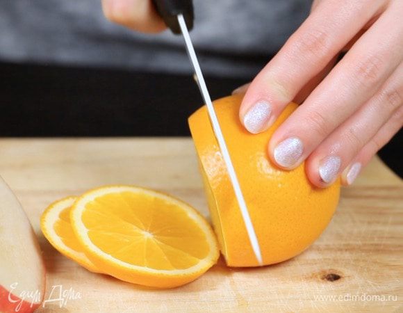 Нарезать яблоки и апельсины.