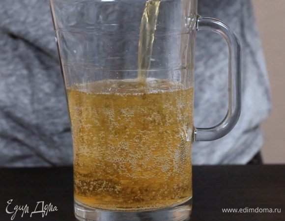 Затем добавить яблочный сок.