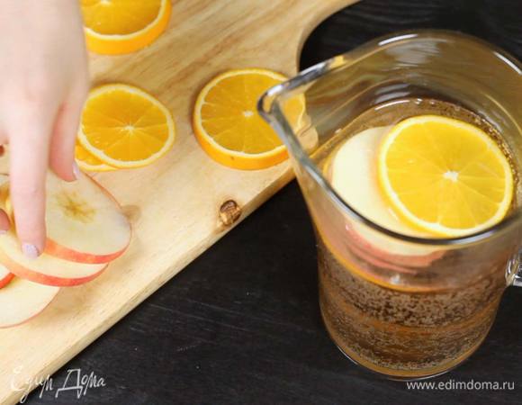 Выложить фрукты и оставить настояться 15-20 минут.