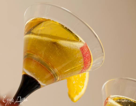 Разлить по бокалам.