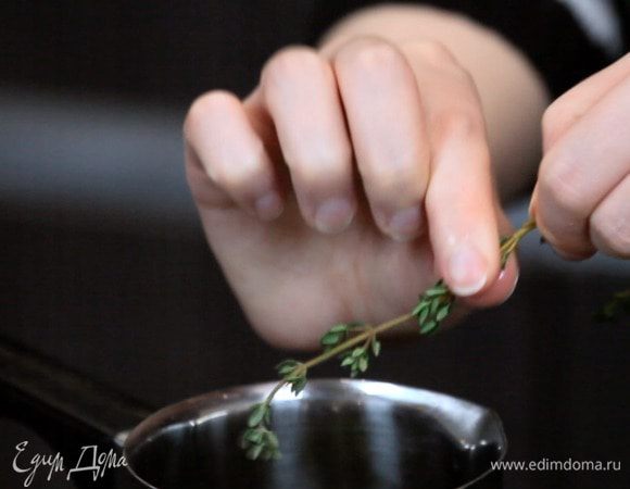 Добавить к чесночному маслу лук, перец, ароматные травы, сок лимона, соль и перец.
