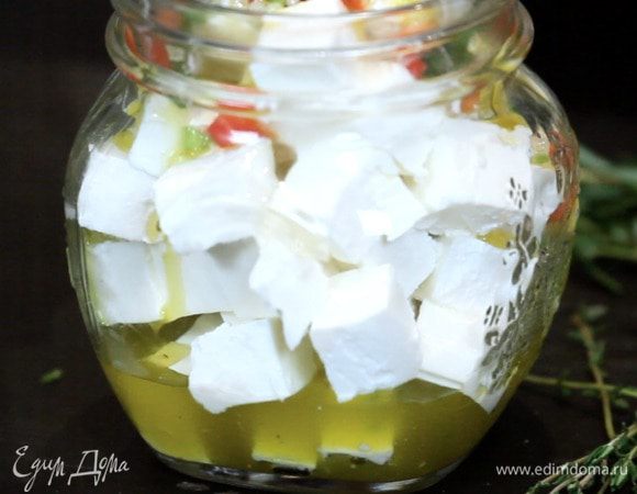 Перемешать и залить фету. Убрать в холодильник на 4 часа, а лучше на 2 дня.