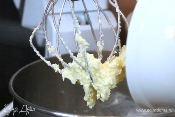 Масло с сахаром взбить в течение 3 минут, затем добавить яйцо и взбить ещё раз до однородности. Ввести мучную основу, перемешать и в конце добавить шоколадные капли.