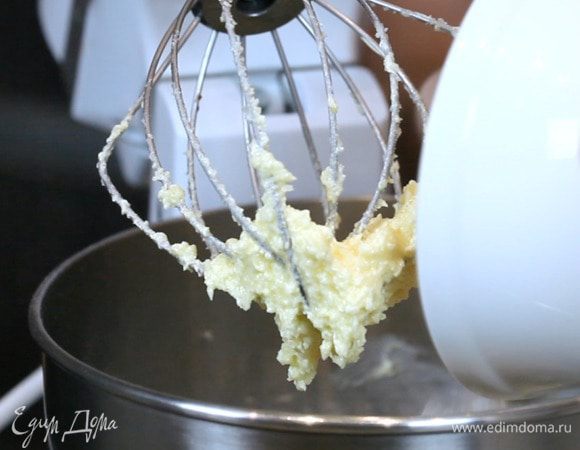 Масло с сахаром взбить в течение 3 минут, затем добавить яйцо и взбить ещё раз до однородности. Ввести мучную основу, перемешать и в конце добавить шоколадные капли.