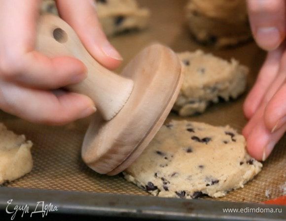 Выложить печенье на противень и выпекать до приятного золотистого цвета.