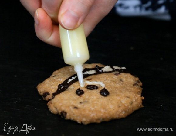 При желании украсить шоколадом или сахарными карандашами.