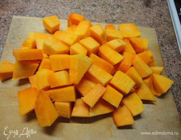 Тыкву нарезать довольно крупными кубиками. Я не люблю, когда тыква разваливается.