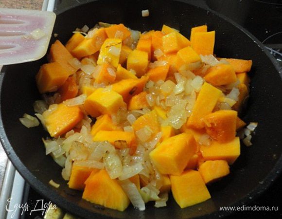 Тыкву добавить к луку и жарить минут 5, не больше.