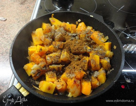 Добавить любимые вами специи и чайную ложку (без верха) гарам масалы. Перемешать и выключить плиту. Толстое дно сковороды и остающийся жар электроплиты довершат свое дело. Я частенько прямо в сковороду со специями добавляю свежемороженную зелень и стручки зеленой фасоли.