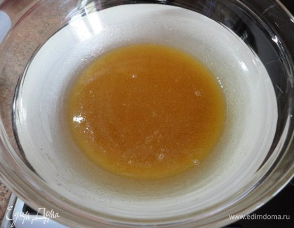 Сливочное масло, мед и сахар растопить на водяной бане до растворения сахара. Снять с плиты и остудить немного.