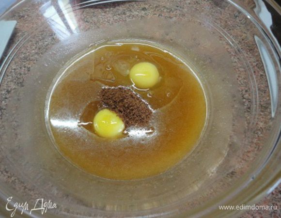 Добавить 1 ч. л. смеси молотых пряностей для кондитерских изделий, соль, 1 яйцо и 1 желток (белок остается для украшения). Перемешать.