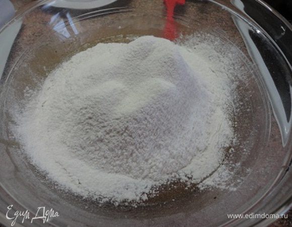 В жидкую смесь просеять муку с разрыхлителем.