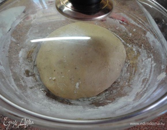 Замесить тесто, поместить в целофановый пакет или накрыть крышкой и оставить его при комнатной температуре на 4 часа.