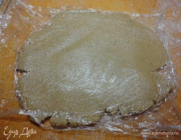 Нагреть духовку до 200°C. Тесто раскатать между двумя слоями пищевой пленки.