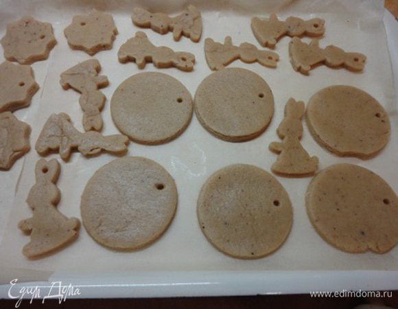 С помощью формочек или ножом по шаблону вырезать фигурки.