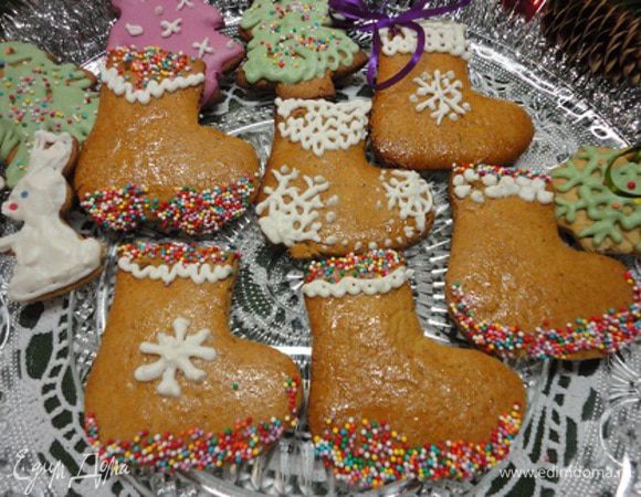 Для украшения остальных фигурок 1 белок взбить, добавляя сахарную пудру. Пищевым красителем покрасить в нужный цвет и украсить фигурки как вам подсказывает ваша фантазия. Сапожки кроме присыпки можно разукрасить белком.