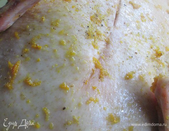 Приготовим соус: измельчаем имбирь, натираем цедру (лучше взять смесь лимонной и апельсиновой 1:1), соединяем с медом.
Натираем утку половиной этой смеси. 