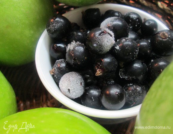 Пока маринуется утка (10-15 минут) готовим соус. 
Для этого смешиваем все ингредиенты с 1/4 стакана воды, готовим на медленном огне 10-15 минут, постоянно помешивая.