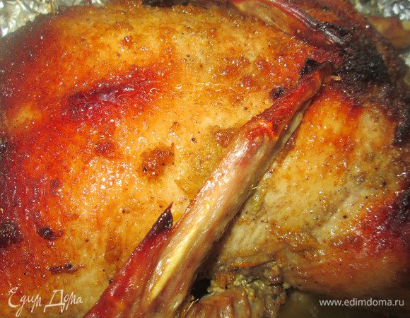 Кончики крылышек и ножек обернуть фольгой, чтобы не горели на последнем этапе. Сверху утку тоже покрыть фольгой, смазанной внутренней стороной маслом. 
Запекать сначала при 200°C 50 минут. Затем снова обмазать утку смесью и готовить еще 30 минут. Время нужно выбирать в соответствие со способностями духовки. 
Пока запекается утка готовим яблоки: обжариваем их в сливочном масле до мягкости, приправляем черным перцем. 